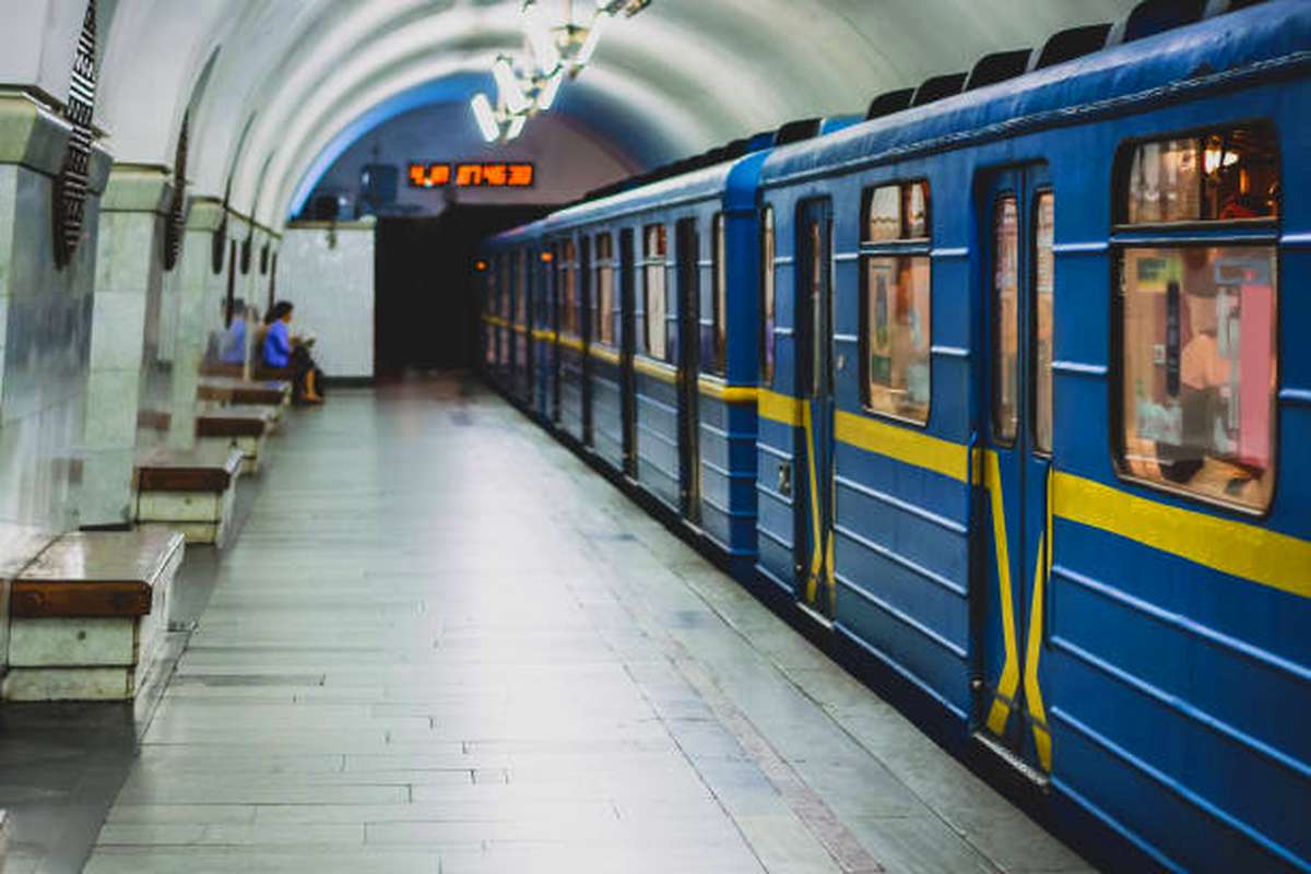 Перша машиністка у київському метро 