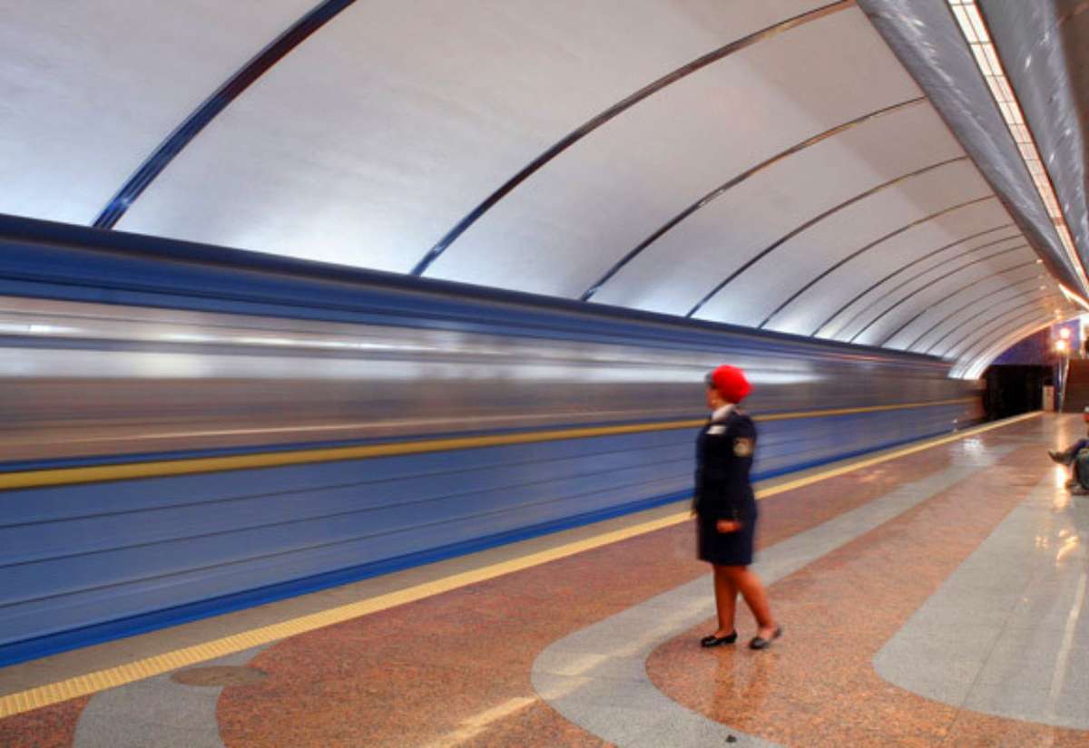 Перша машиністка у київському метро 