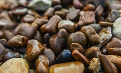 Річкова галька: різновиди, переваги та застосування