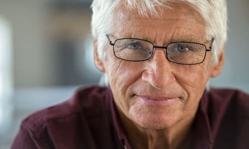 Які окуляри вибрати літній людині